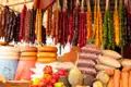 Traditionelle georgische Churchchela und regionale Produkte auf einem Markt.