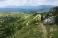 Wanderer auf einem Bergpfad mit Blick auf die Landschaft.