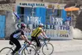 Zwei Radfahrer pausieren vor dem Cafe Berbere im Atlasgebirge während ihrer Radtour.