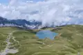 Bergsee in den Alpen mit Wolken