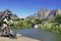 Radfahrer auf einer Reise durch eine bergige Landschaft mit einem Wasserfall.