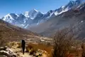 Wanderer auf einem Bergpfad im Himalaya.