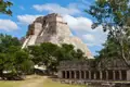 Maya-Ruinen von Uxmal mit Pyramide und Säulengang.