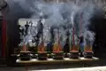 Rauchschwaden von Räucherstäbchen in einem Tempel.