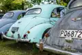 Heckansicht von geparkten Morris Minor Oldtimern.  Der Lack ist teilweise abgenutzt und rostig.