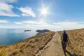 Wanderer auf Inselpfad mit Seeblick