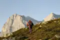 Wanderer auf einem Bergpfad in den Bergen.