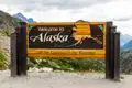 Willkommensschild an der Grenze zu Alaska, das den Beginn der Reise markiert.
