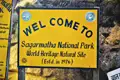 Eingangsschild zum Sagarmatha Nationalpark, der 1976 gegründet wurde und zum Weltnaturerbe gehört.