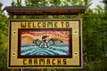 Willkommensschild aus Mosaikfliesen in Carmacks mit der Aufschrift 'Welcome to Carmacks' und einem Seetaucher.