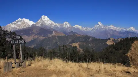Aussicht vom Mohare Danda auf die umliegenden Berge des Himalayas.