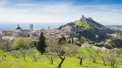 Assisi mit der Rocca Maggiore im Hintergrund.