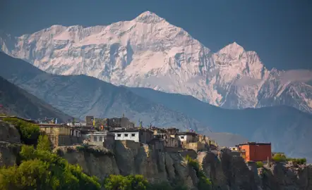 Traditionelles nepalesisches Dorf mit Blick auf die Himalaya-Berge.