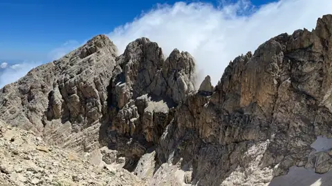 Felsige Berglandschaft mit Wolken.