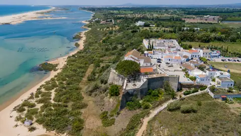 Luftbild der historischen Festung Cacela Velha an der Algarveküste. Die Festung überblickt die Ria Formosa, eine einzigartige Lagunenlandschaft.