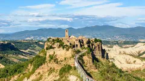 Das historische Dorf Civita di Bagnoregio, erreichbar über eine lange Fußgängerbrücke, liegt auf einem Tuffsteinhügel und bietet eine beeindruckende Aussicht.