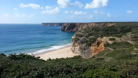 Sandstrand und Klippen an der Küste.