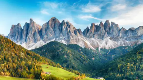 Herbstliche Berglandschaft mit Blick auf die Bergkette.