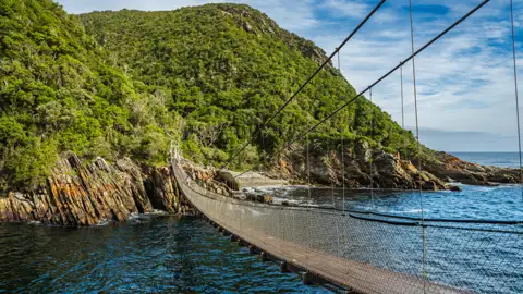 Hängebrücke über dem Wasser an der Küste.
