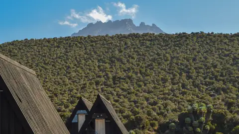 Berghütten mit Blick auf den Kilimandscharo.