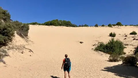Wanderer in den Sanddünen.