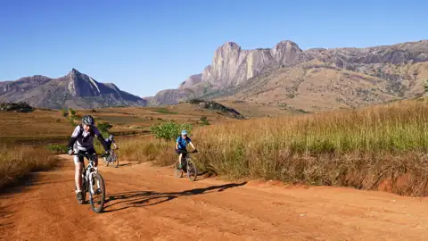 Mountainbiker auf einer Reise durch eine bergige Landschaft.