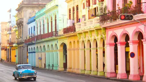 Altstadtstraße in Havanna, Kuba mit bunten Gebäuden und einem Oldtimer.