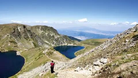 Wanderweg zu einem Bergsee inmitten einer Berglandschaft.