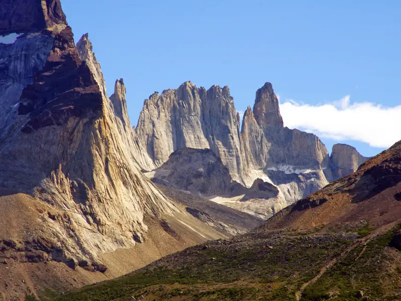 Felsige Gipfel des Torres del Paine unter blauem Himmel.