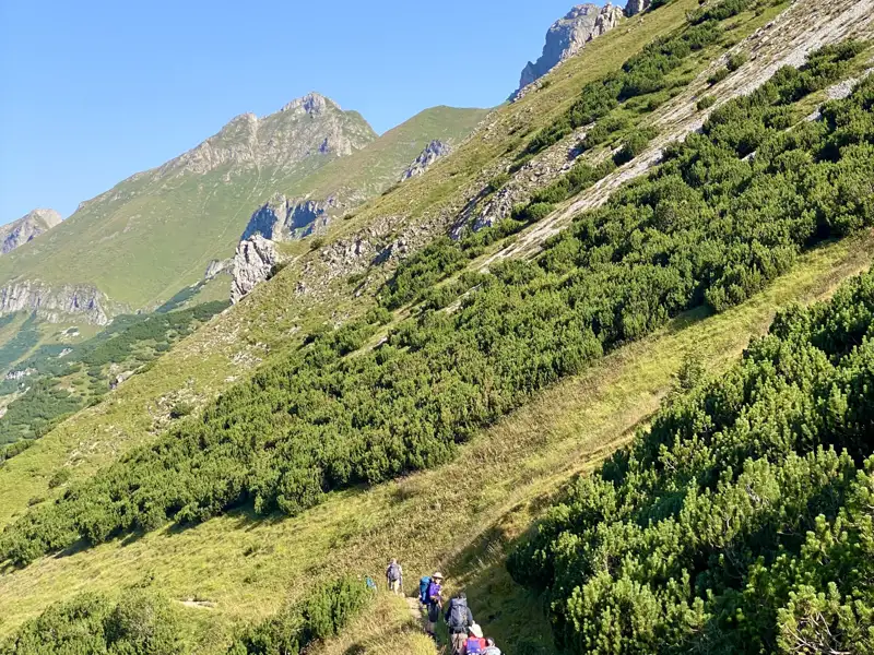 Wanderer auf einem Bergpfad in den Bergen.