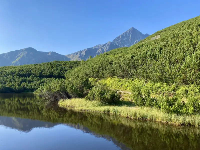 Idyllischer Bergsee mit Blick auf einen majestätischen Gipfel.