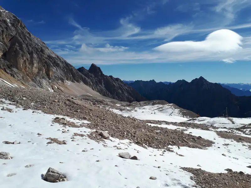 Schnee und Felsen in den Bergen.