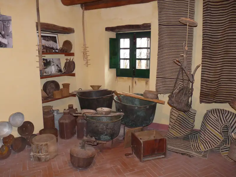 Historische Gerätschaften und Einrichtungsgegenstände, möglicherweise zur Verarbeitung von landwirtschaftlichen Produkten.