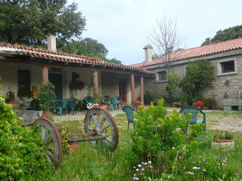 Innenhof eines Landhauses mit rustikalem Charme.