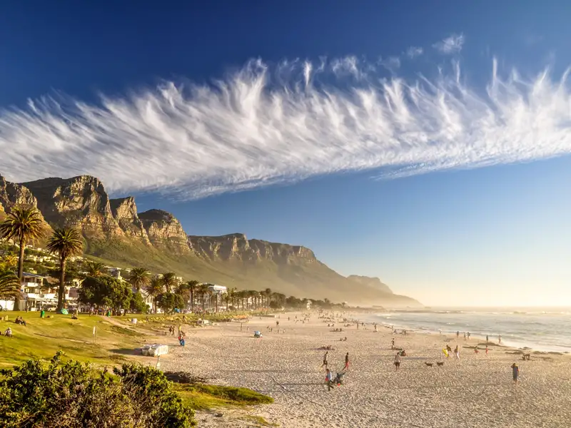 Strand von Kapstadt mit Blick auf die Zwölf Apostel Bergkette.