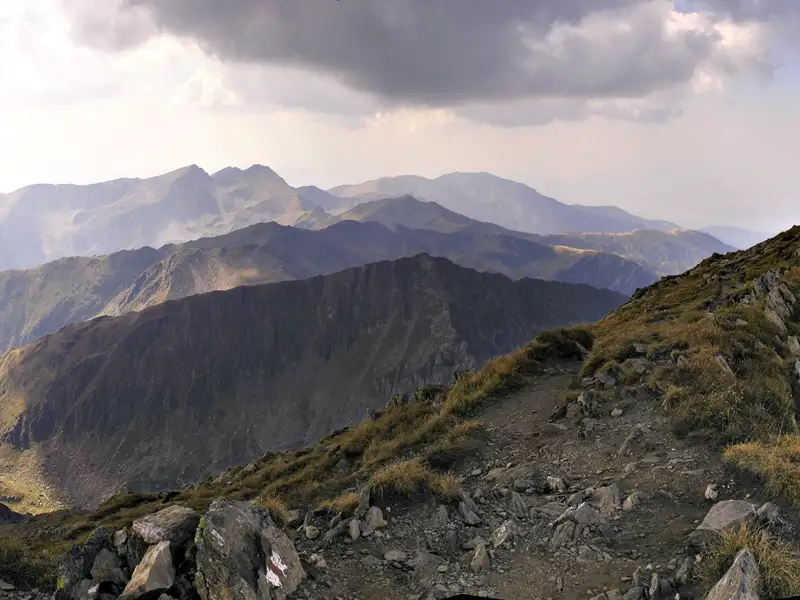 Panoramablick von einem Bergwanderweg auf die umliegenden Gipfel.