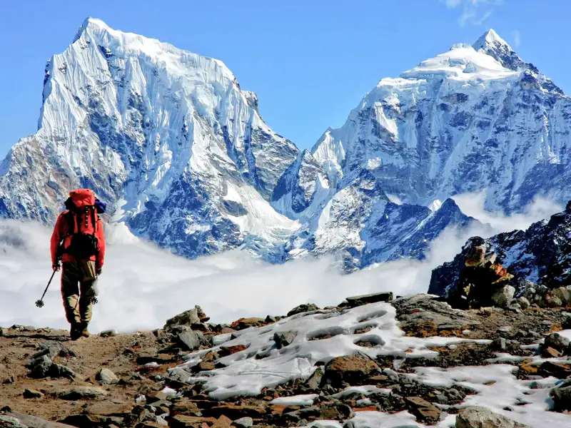 Wanderer in den verschneiten Bergen des Himalayas.