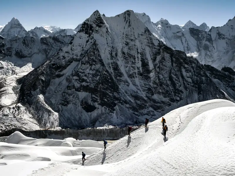 Bergsteiger auf einer Expedition im Himalaya-Gebirge.