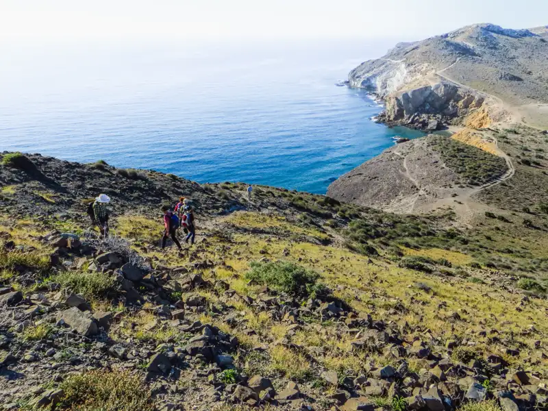 Wanderer auf einem Küstenpfad mit Blick auf das Meer.