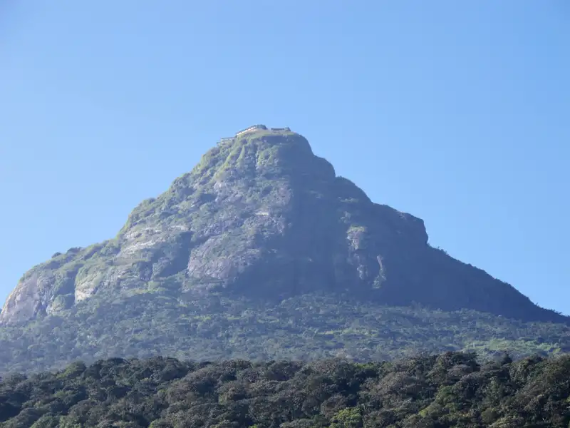 Historische Ruinen auf dem Berggipfel.