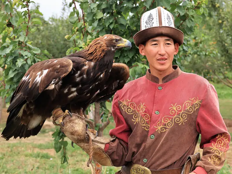 Traditioneller Falkner mit seinem Adler.
