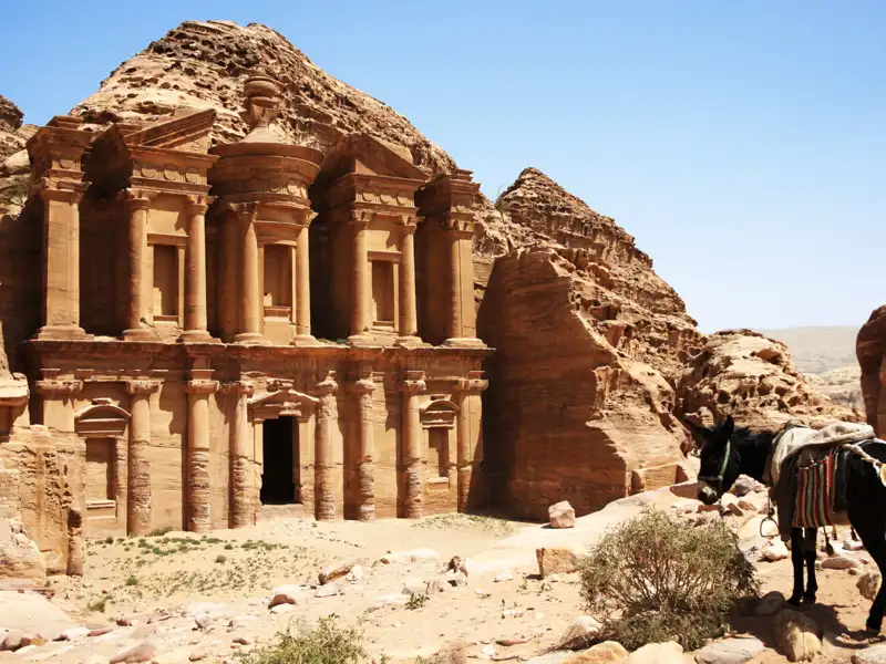 Das Ad Deir Kloster, ein in den Fels gehauenes Monument in Petra, Jordanien.