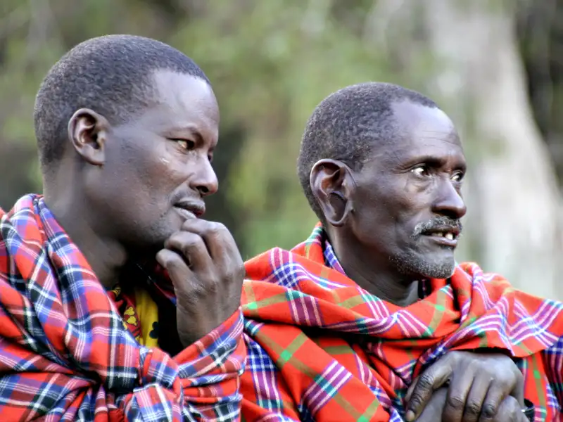 Zwei Massai Männer in traditioneller Kleidung, aufgenommen während einer Reise durch Kenia/Tansania.