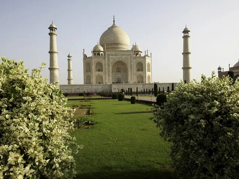 Das Taj Mahal, ein weißes Marmormausoleum in Agra, Indien.