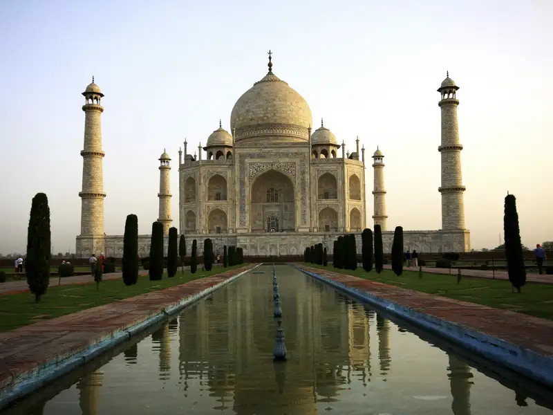 Das Taj Mahal, ein ikonisches Mausoleum aus weißem Marmor in Agra, Indien.