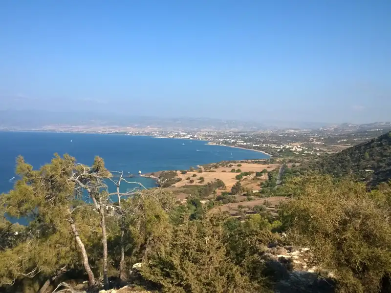 Ausblick auf die Küste und das Meer.