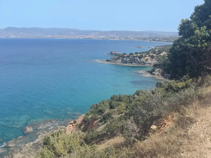 Küstenlandschaft mit Blick auf das Meer und die Küste.