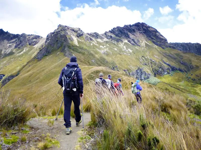 Wanderer auf einem Bergpfad in den Bergen.