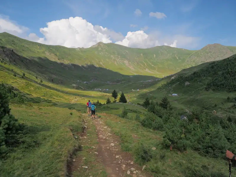 Wanderer auf einem Bergpfad in den Bergen.