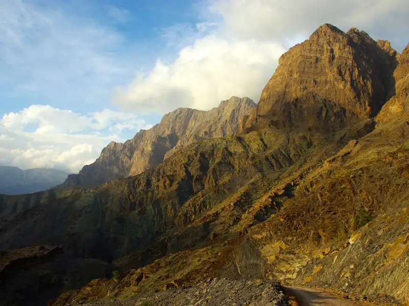 Felsige Berge und ein Weg in der Landschaft.